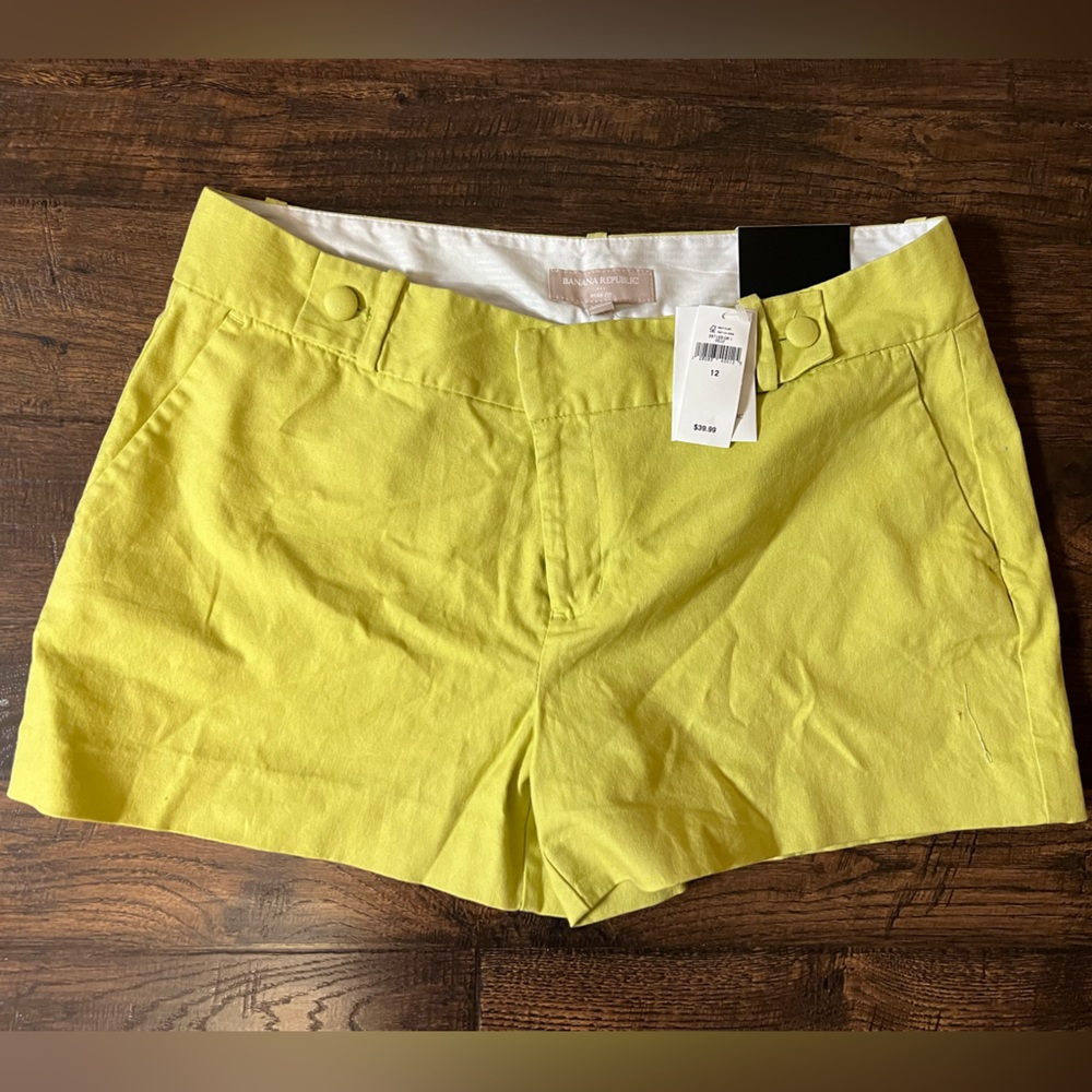 Women’s Banana Republic Shorts Size 12.  Lime color.  NWT